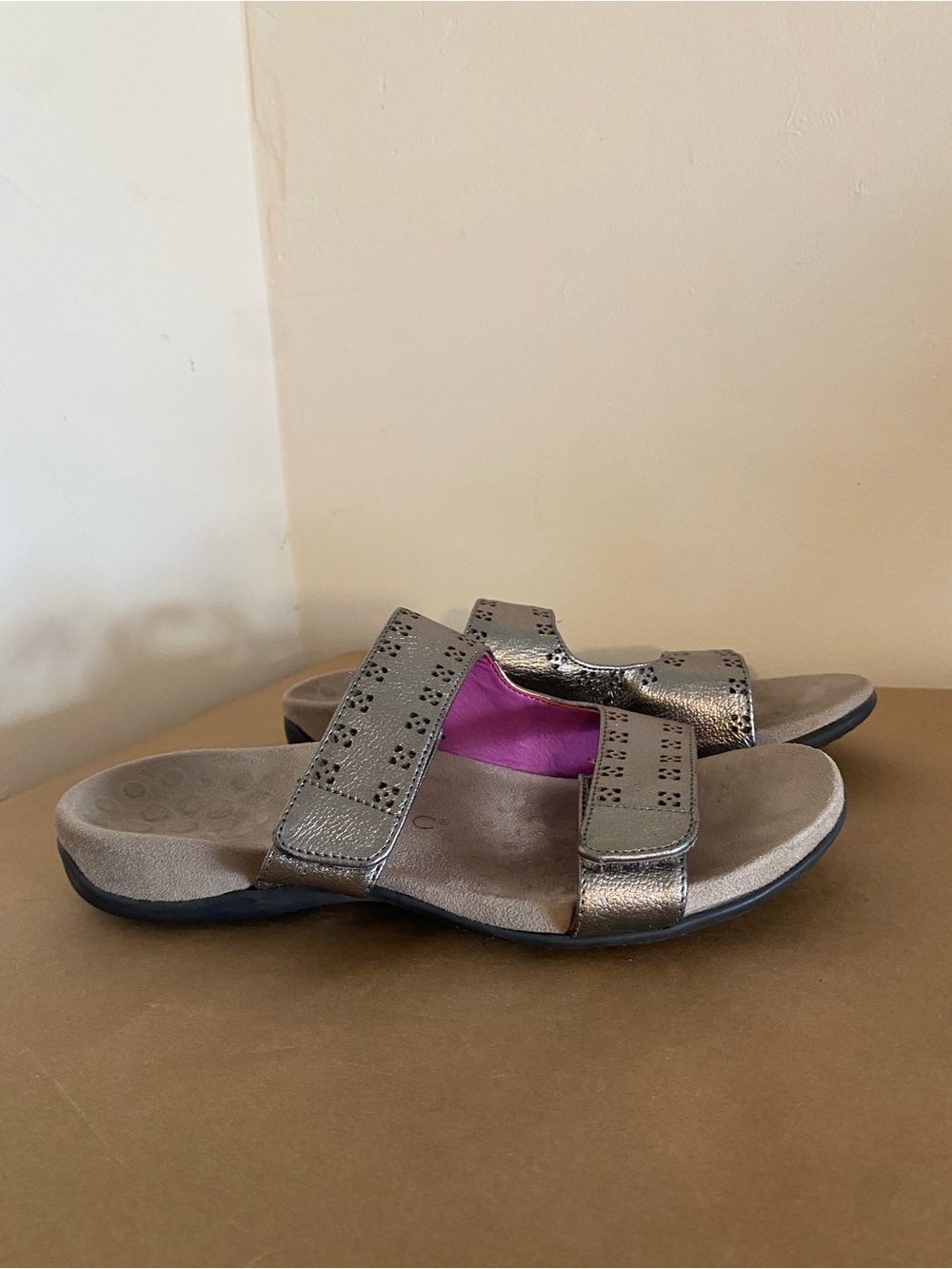 Vionic Sandals Size 8.5 Nakia, silver metallic straps, adjustable, comfort